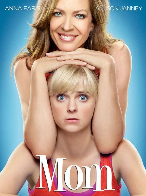 Mom est l’une des sitcoms les plus intelligentes qui a été faite sur l’alcoolisme et l’une des plus attachantes de ces dernières années.