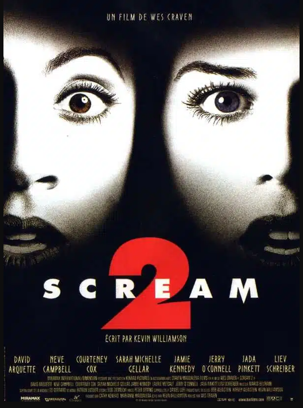 Le deuxième volet de Scream, Scream 2, joue toujours avec les codes du cinéma d’horreur mais, décide d’aller plus loin, aussi bien graphiquement que philosophiquement.
