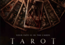 Les cartes du mal (Tarot en VO) est un film d’horreur sympathique, qui apporte une certaine fraîcheur dans la façon dont des amis sont poursuivis par des forces démoniaques.